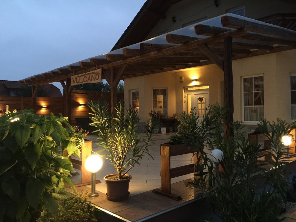 Vulcano Vendeghaz Hotel Mesteri Екстериор снимка